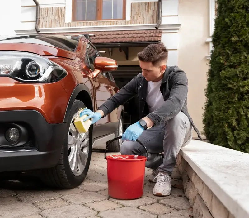 Lavage auto à domicile Laroque : professionnel intervenant sur un véhicule